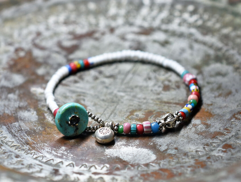 ホワイト＆多彩アンティークヴェネチアビーズのブレス（ターコイズ留め金）