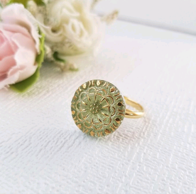 チェコガラスボタン ネックレス／リング選べる｜グリーン×ゴールド 花