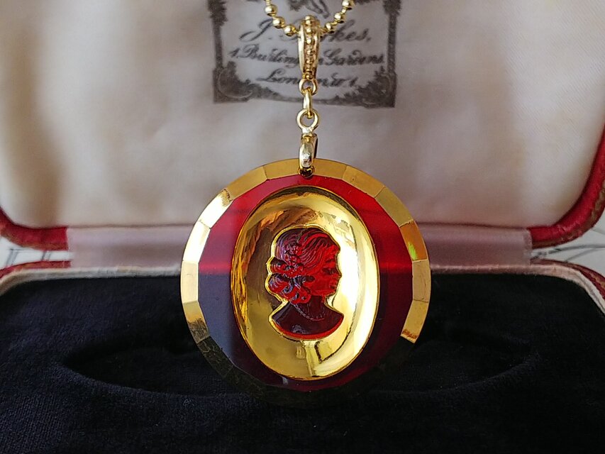 ヴィンテージ　赤とGoldのカメオ（32㎜Round）秋に素敵なネックレス