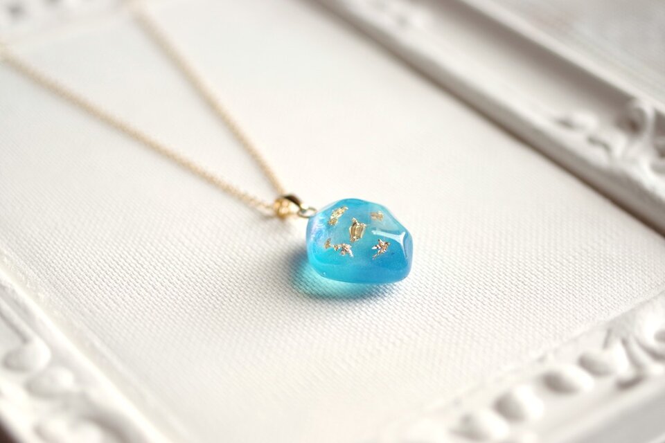 レジンアート　鉱物ペンダント〈青空の中へ〉