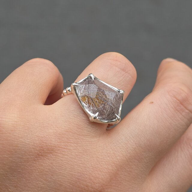 ルチルクォーツ with ライモナイト インクルージョンの塊 変形5角形