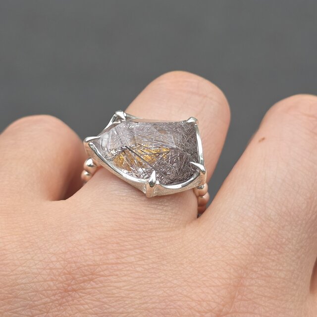 ルチルクォーツ with ライモナイト インクルージョンの塊 変形5角形