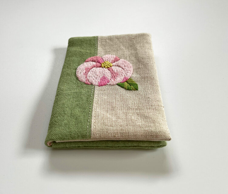 椿の花の和菓子の刺繍カードケース