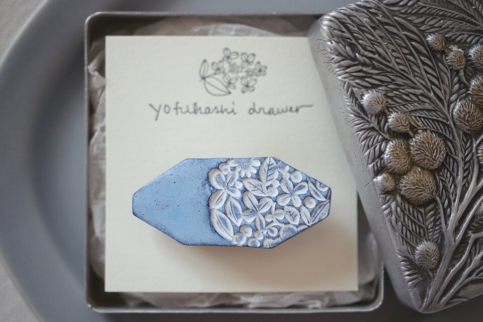 : : : 陶土の草花ブローチ : : : 1380