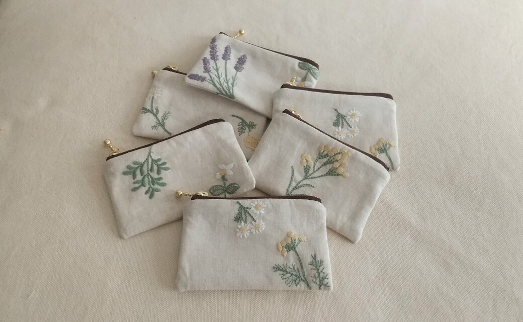 リネン混の草花刺繍小さめぺたんこポーチ