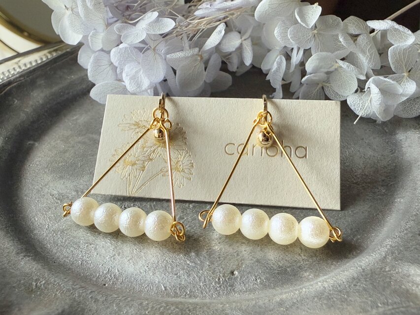 「毎日を軽やかに」4連コットンパール風トライアングル・イヤリング／ピアス