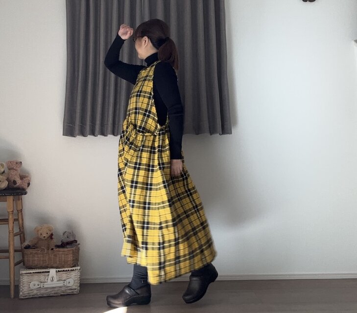 新作**イエロー**タータン**.綿麻　CottnLinenギャザーポケット２wayエプロンワンピース　前後で着用OK