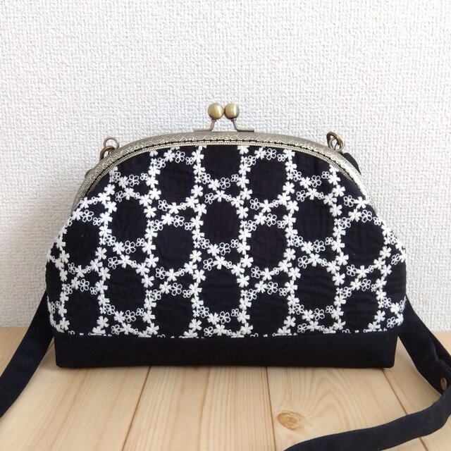 長財布も入る大きめ サークル刺繍 がま口ショルダーバッグ 25cm