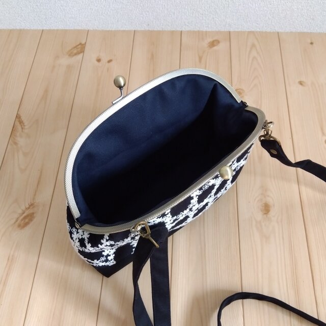 ガマ口バッグ ショルダー 2way 刺繍入り ブラック ベージュ べっ甲風持ち手 長財布も入る大きめ サークル刺繍 がま口ショルダーバッグ 25cm口金