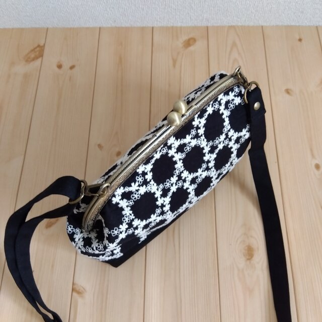 長財布も入る大きめ サークル刺繍 がま口ショルダーバッグ 25cm口金