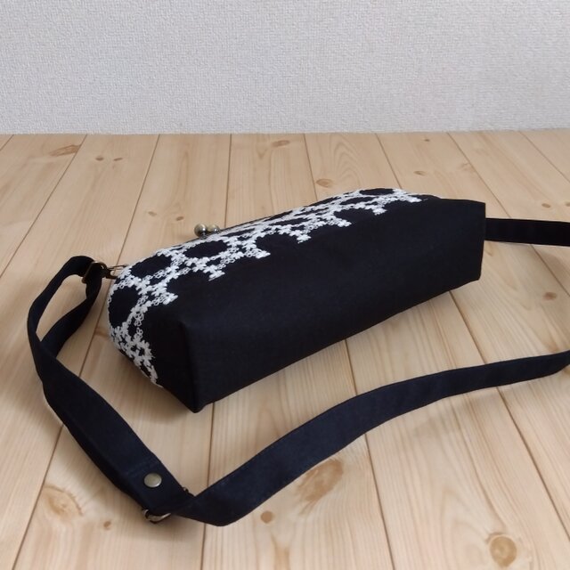 長財布も入る大きめ サークル刺繍 がま口ショルダーバッグ 25cm口金