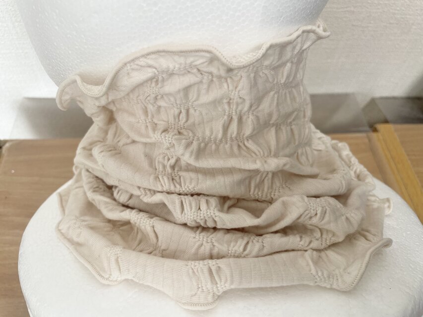 さらさら肌感綿90%シャーリング加工グレージュハンドメイドネック