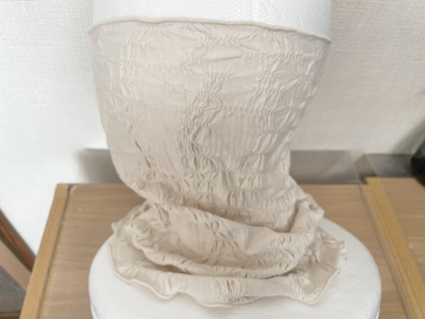 さらさら肌感綿90%シャーリング加工グレージュハンドメイドネック