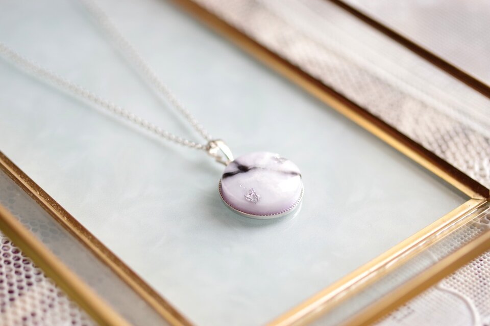 レジンアート　ラウンドペンダント〈静けさの肖像〉