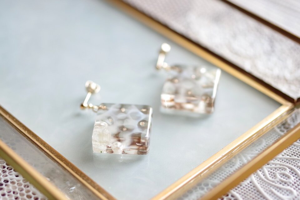 ダブルスクエア　レジン　カボション　ピアス スクエア型レジンカボションと黒ビーズの大人ピアス | iichi