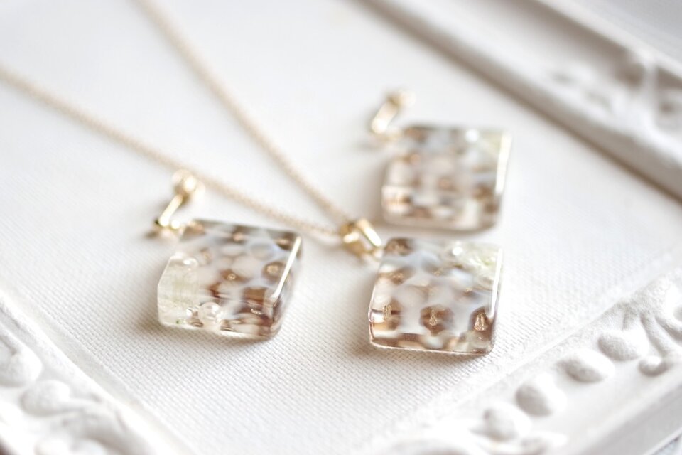 ハンドメイドピアス3430 レジンアート スクエアピアス〈水紋・ブラウン〉 | iichi 日々の