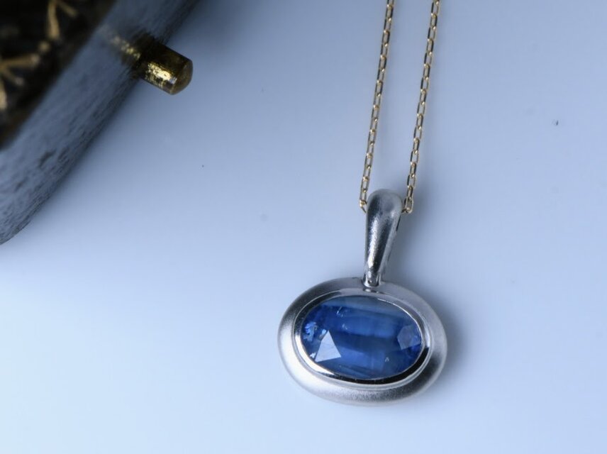 Pt900 霧を纏うブルーサファイア ペンダントトップ | iichi 日々の