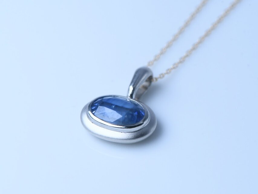 Pt900 霧を纏うブルーサファイア ペンダントトップ | iichi 日々