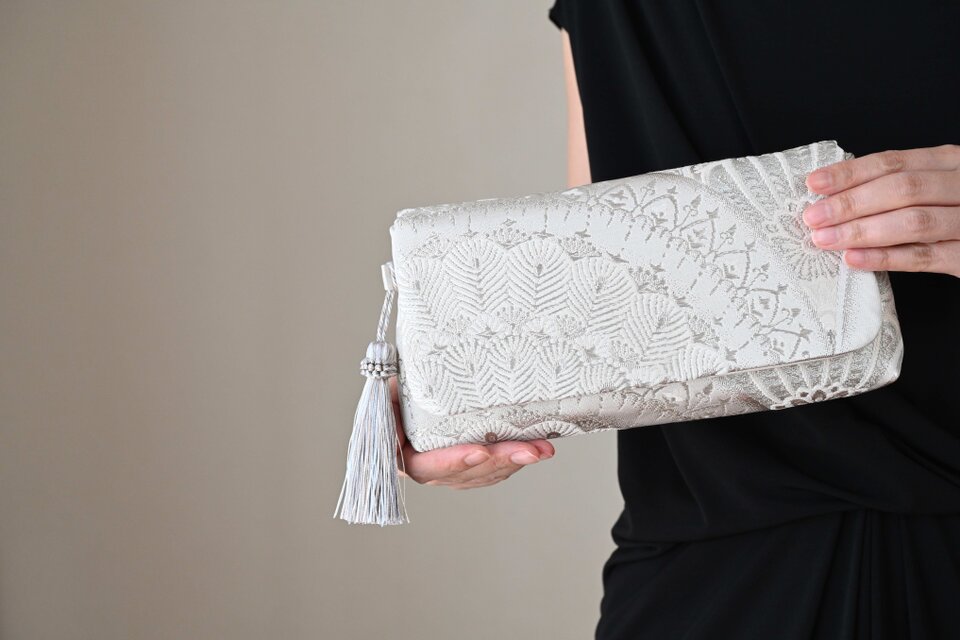 【花青海波模様　シルバー　シルク帯リメイク 2Wayクラッチ＆ハンドバッグ】結婚式、パーティー、お呼ばれの日に。