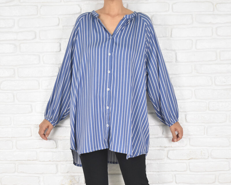 ストライプ柄のスキッパーボタンシャツ ブルー | iichi 日々の