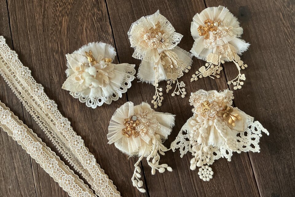 レースとビジューのブローチ