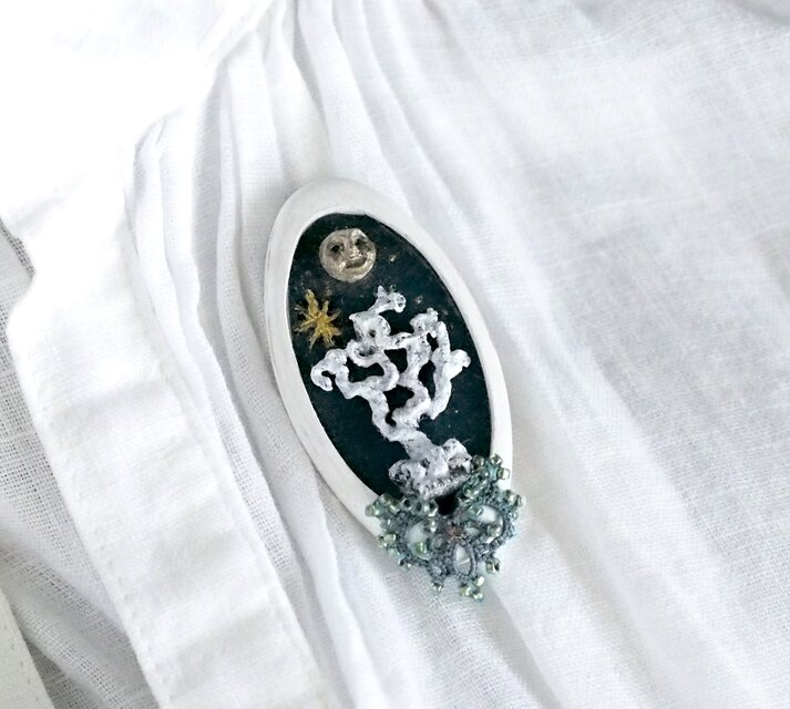 夜の森のブローチ【白B】