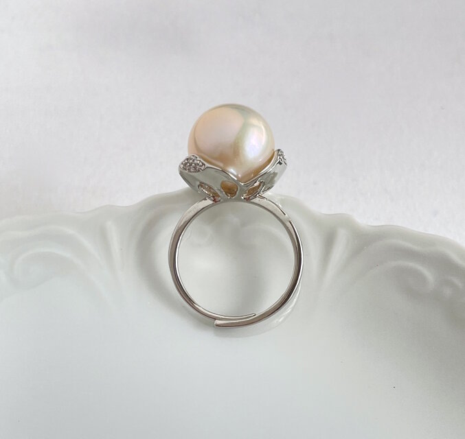 素敵な大玉パールのフラワーリング 淡水パール 大粒パールのフラワーリング オーロラクリーム 13.5mm