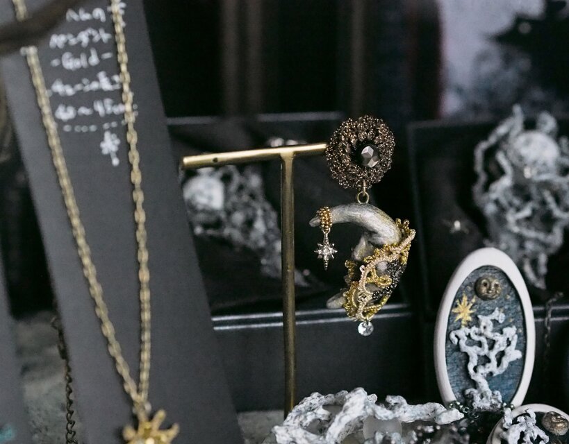 太陽と月のブローチ