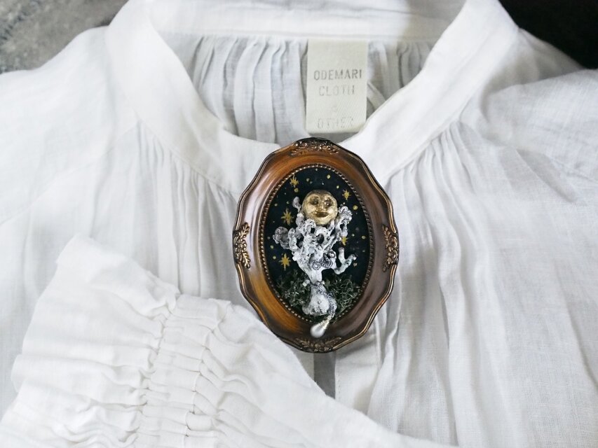 おどろおどろの木と満月の夜（オブジェ兼ブローチ）