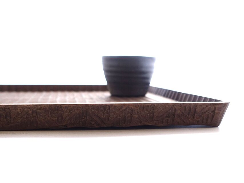 大きめの我谷盆 栗(クリ) 栗渋染め 外側に飾彫り | iichi 日々の暮らし
