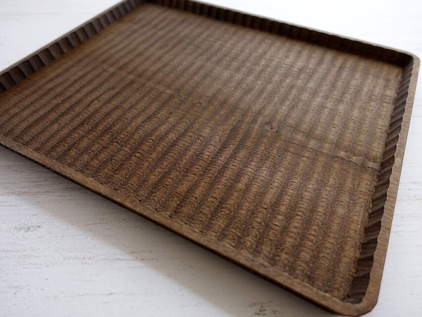 大きめの我谷盆 栗(クリ) 栗渋染め 外側に飾彫り | iichi 日々の暮らし