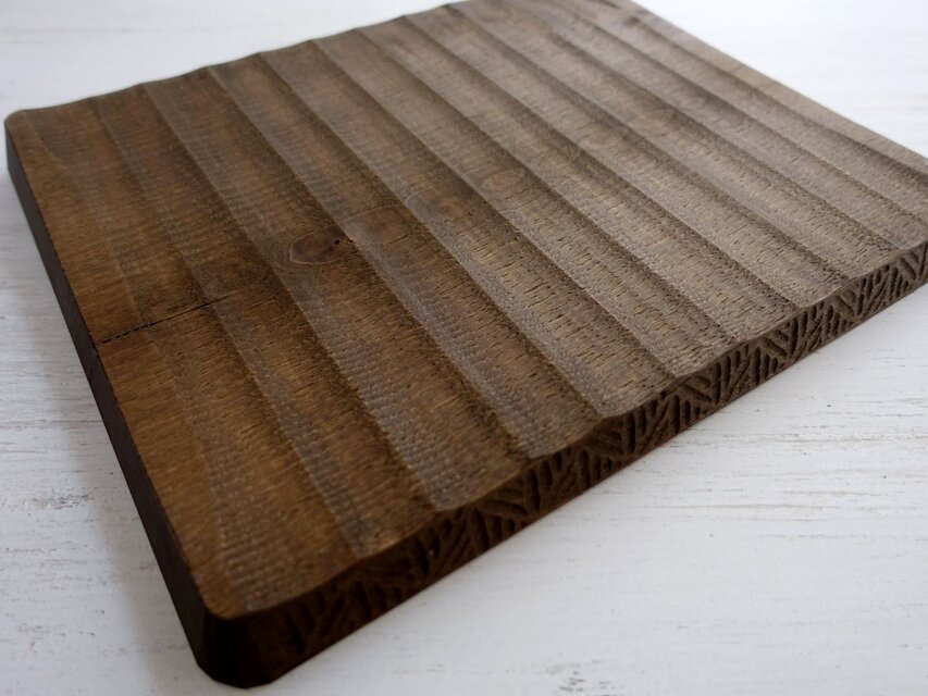 大きめの我谷盆 栗渋染め 外側に飾彫り | iichi 日々の暮らしを