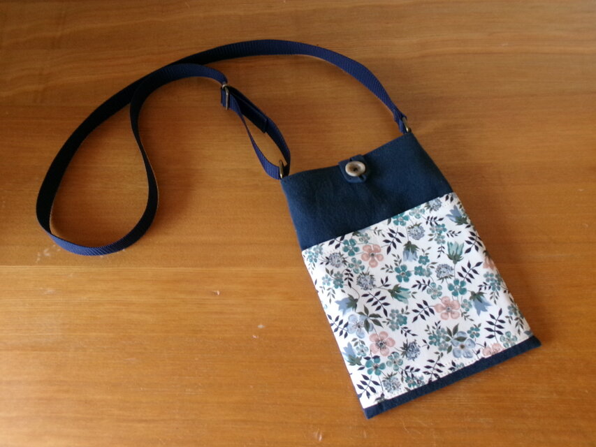 リバティ　エデナムのスマホショルダー