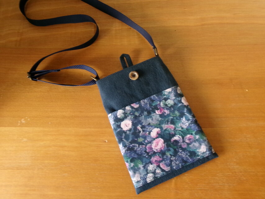 リバティ　ハムステッドサマーのスマホショルダー