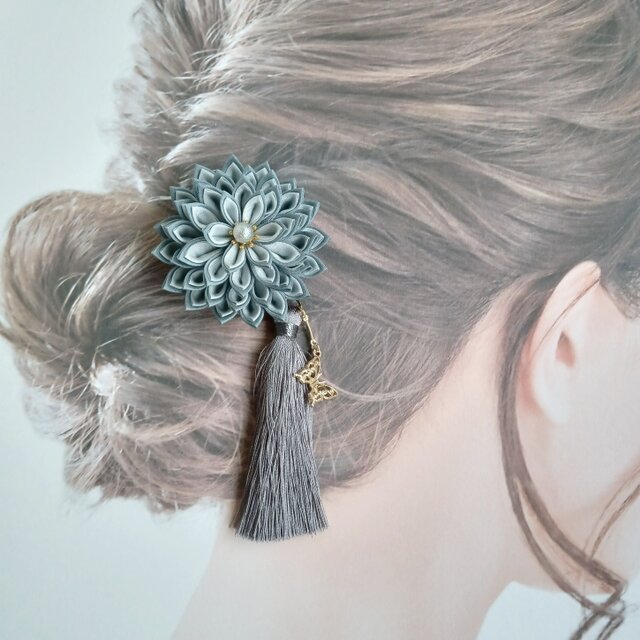 つまみ細工の花と蝶の髪飾り タッセル付き グレー 《浴衣、七五三