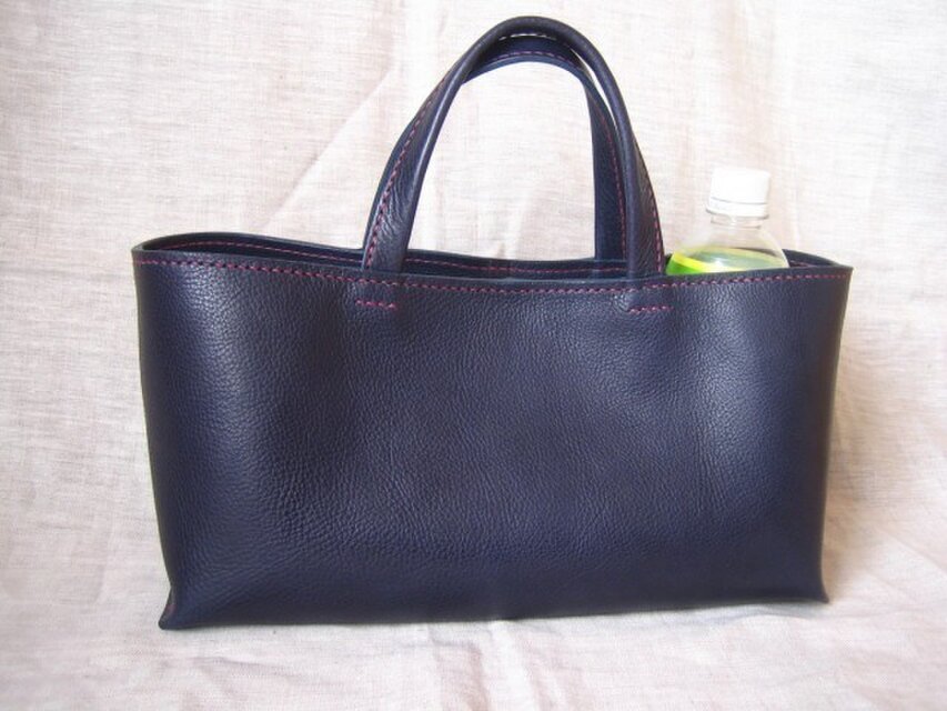 【まるくん様オーダー品】イタリア製牛革のしっかり横長トートバッグ（紺色・Ｍ）