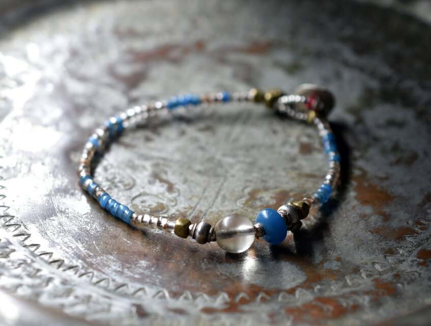 アンティーククリア＆サックスブルービーズとoldチンシルバー＆オリッサブラスの華奢なブレス