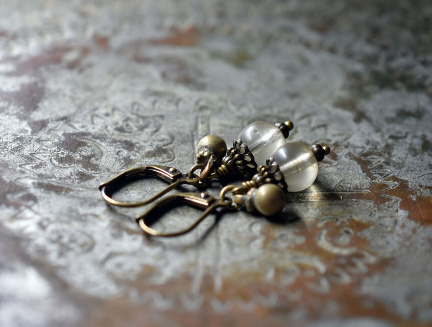 アンティーククリアビーズと民族鈴のピアス（フロスト）