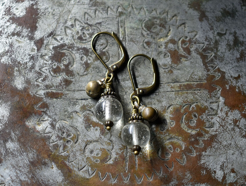 アンティーククリアビーズと民族鈴のピアス（クリア）