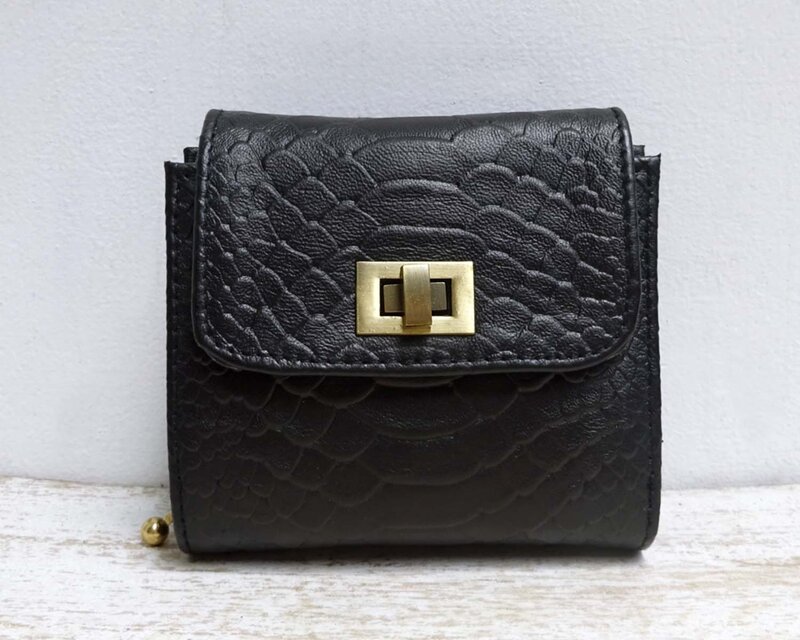 ２つ折り財布　KUNCI（スネーク型捺しゴートレザーブラック）