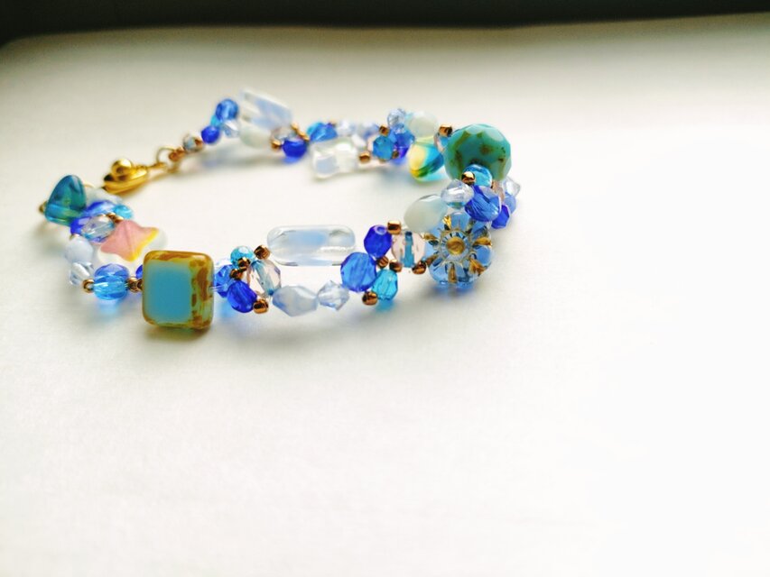 空と海の青を集めたチェコビーズのブレスレット