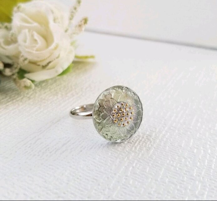 透明感と輝き】チェコガラスボタンの花模様リング クリア×シルバー