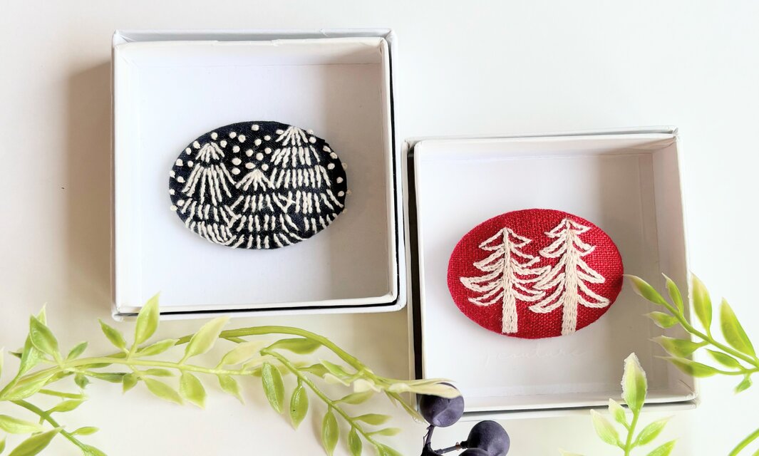 北欧風もみの木の刺繍ブローチ#399 | iichi 日々の暮らしを心地よく