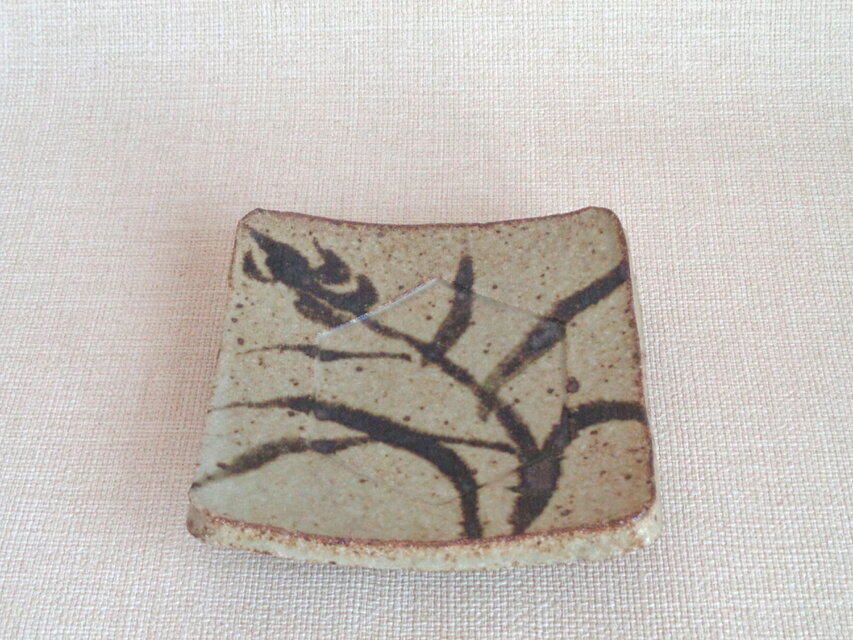 四方皿 (鉄絵草紋a）