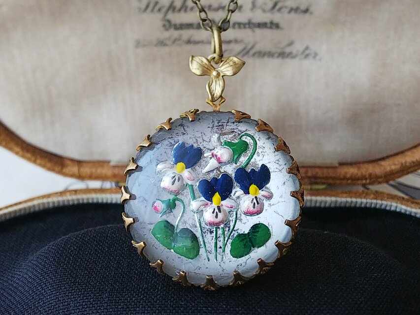 アンティーク　3色スミレ（ビオラ）のインタリオネックレス