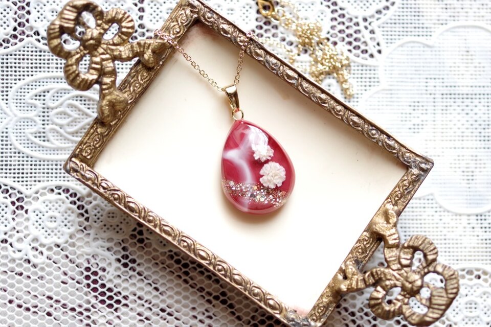 レジンアート　ドロップペンダント〈危険な快楽〉