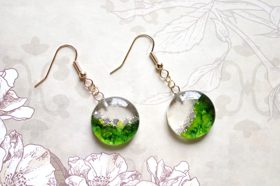 レジンアート　ラウンドピアス〈森の讃美歌〉