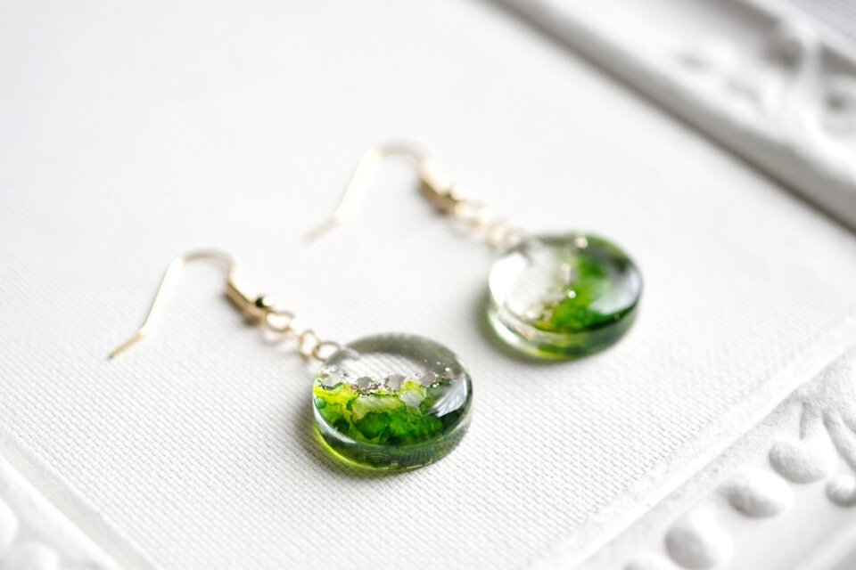 レジンアート ラウンドピアス〈森の讃美歌〉 | iichi 日々の暮らしを