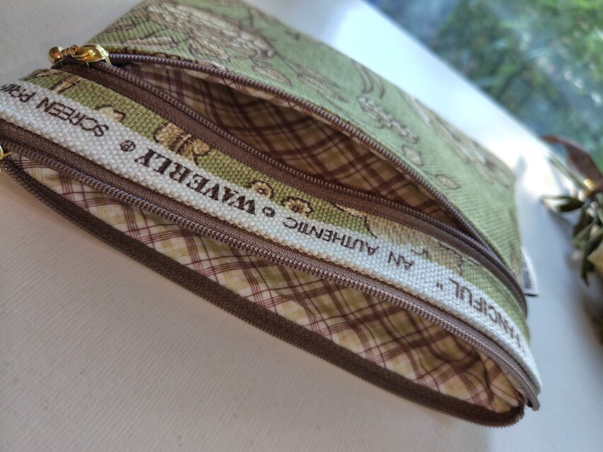 生地を楽しむダブルファスナーのポーチ(ウェバリーFANCIFUL生地使用
