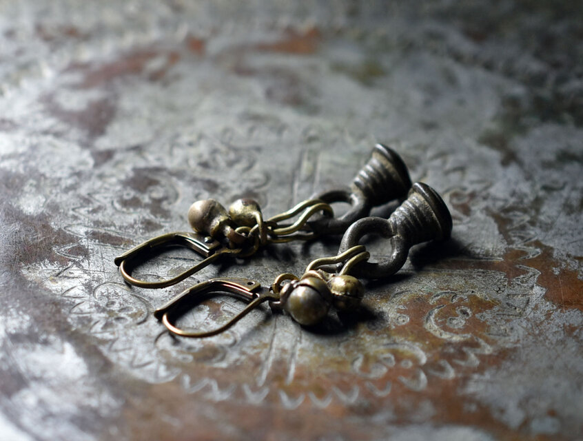 アンティークベル型アフリカンブラスと民族鈴のピアス